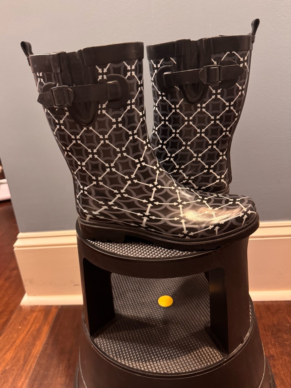 Capelli of New York Black and White Geometric Rain Boots